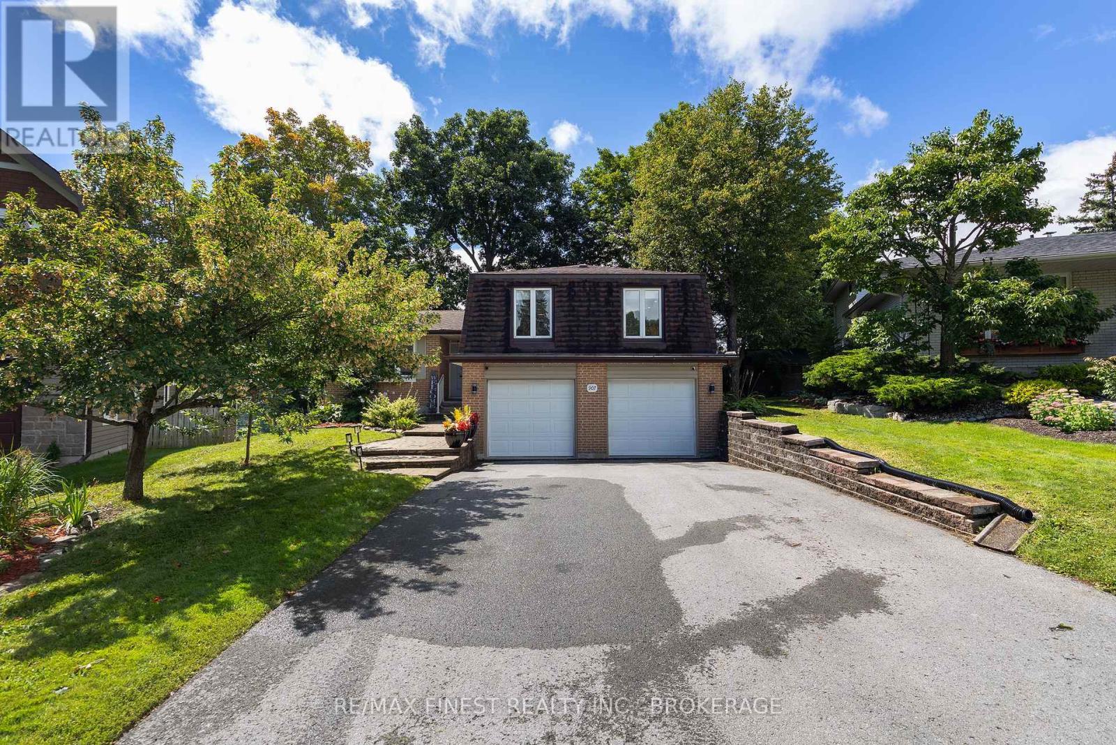 907 PEMBRIDGE CRESCENT - 2