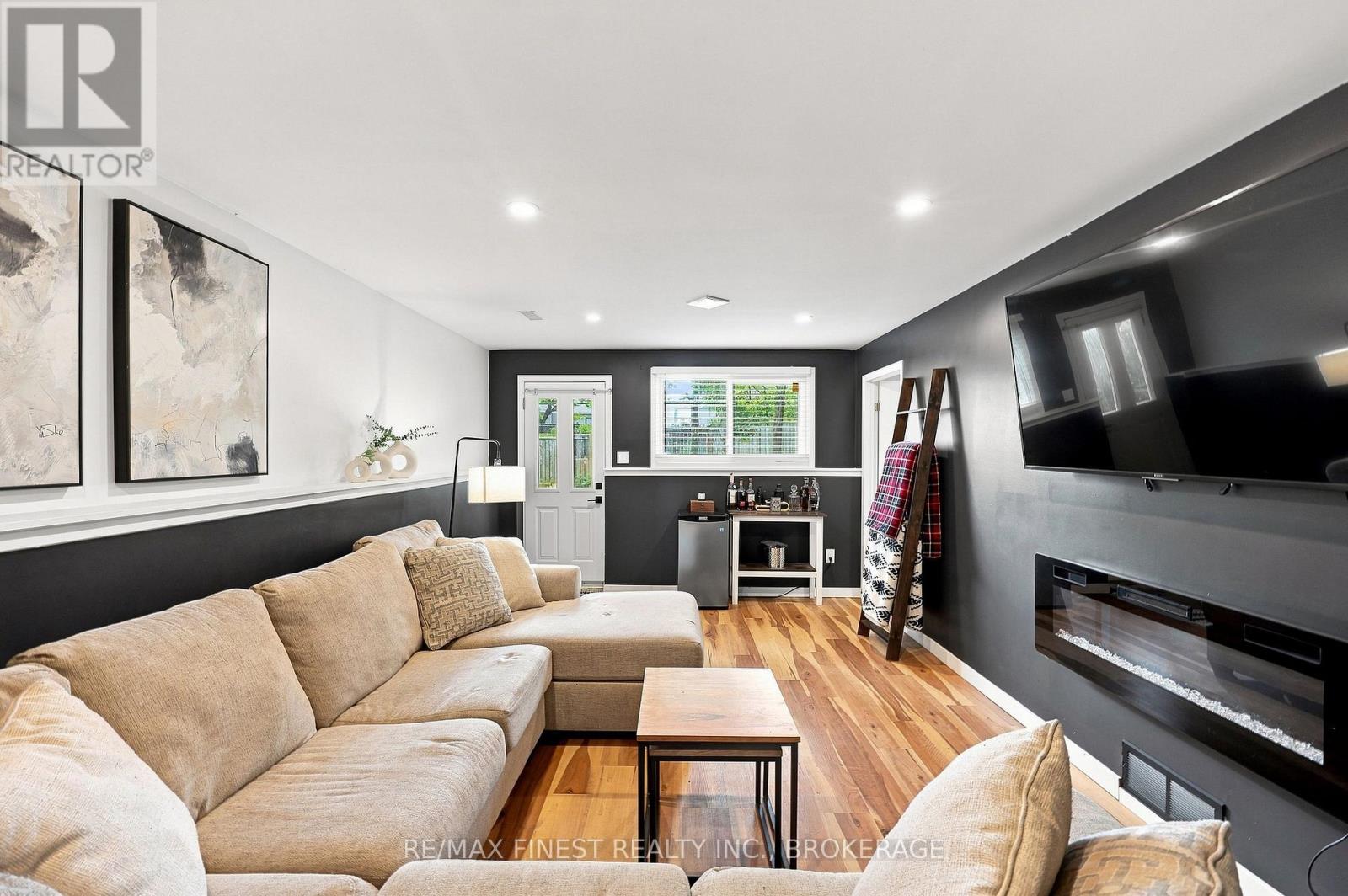 907 PEMBRIDGE CRESCENT - Image 33