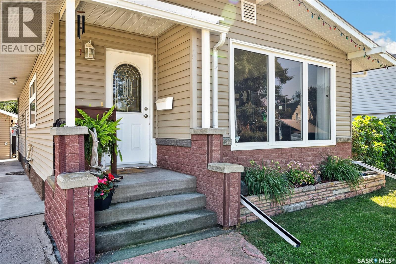 529 Athabasca STREET W - 2
