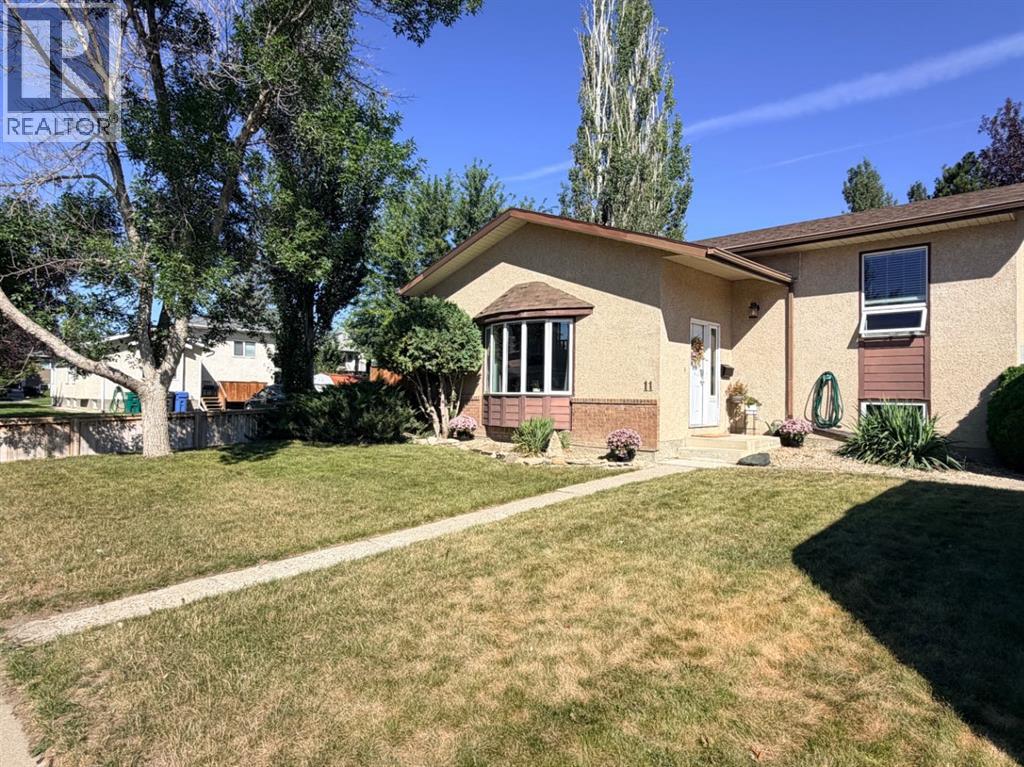 11 Lakhota Crescent W - 1