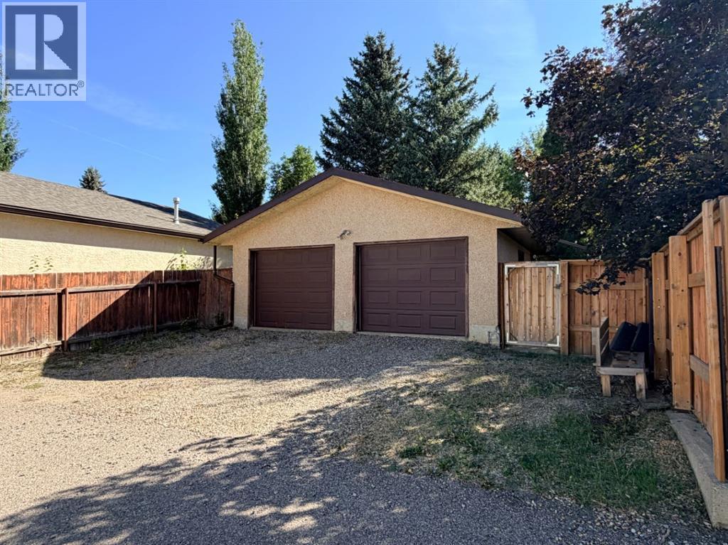 11 Lakhota Crescent W - 30