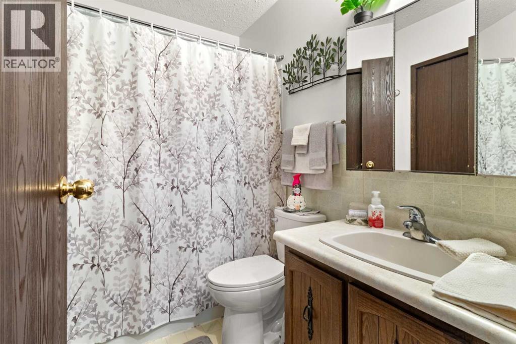 Listing photo – 40 Laura Close, Penhold