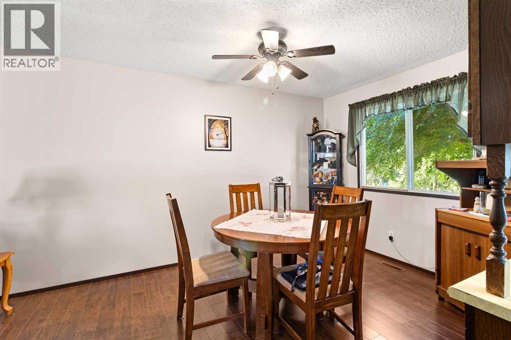 Listing photo – 40 Laura Close, Penhold
