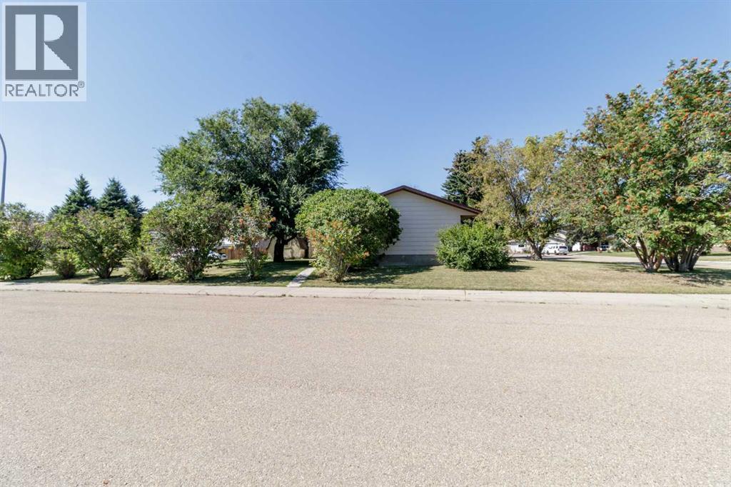 Listing photo – 40 Laura Close, Penhold