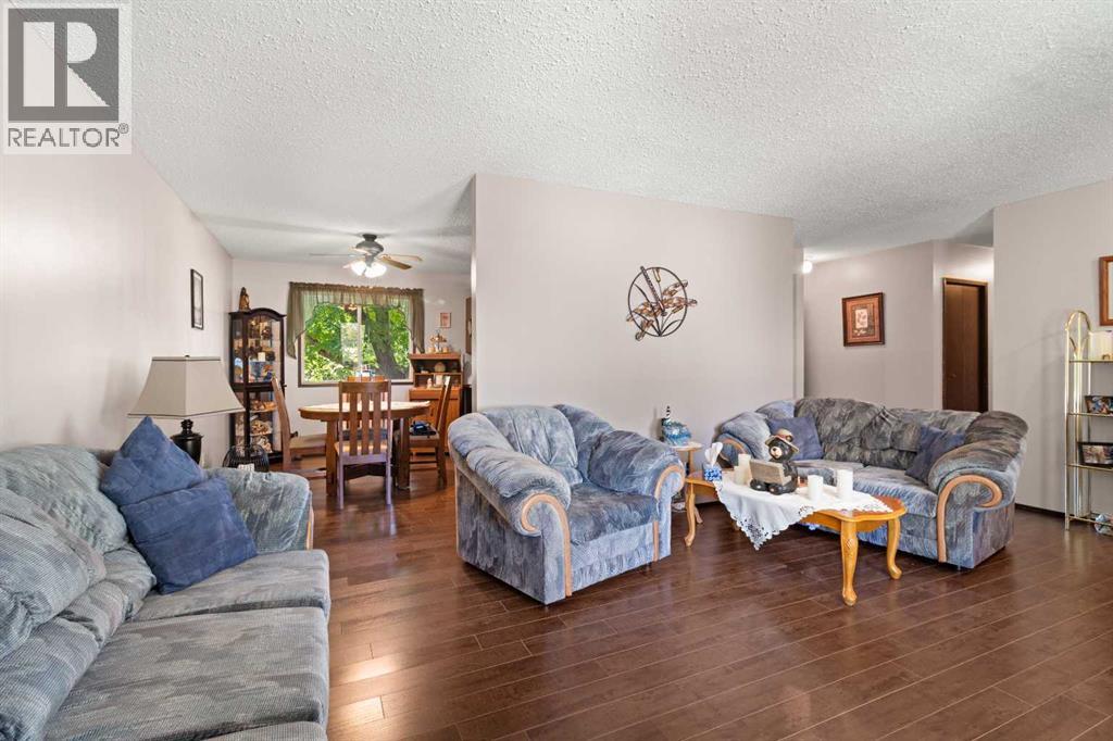 Listing photo – 40 Laura Close, Penhold