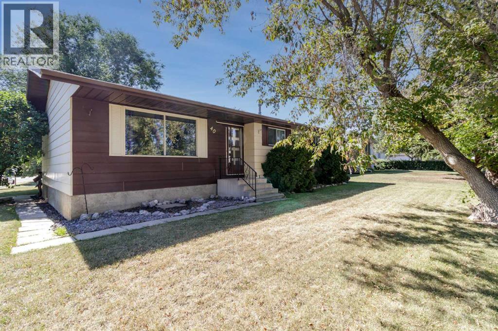 Listing photo – 40 Laura Close, Penhold