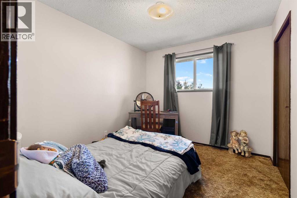 Listing photo – 40 Laura Close, Penhold