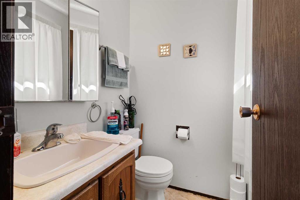 Listing photo – 40 Laura Close, Penhold