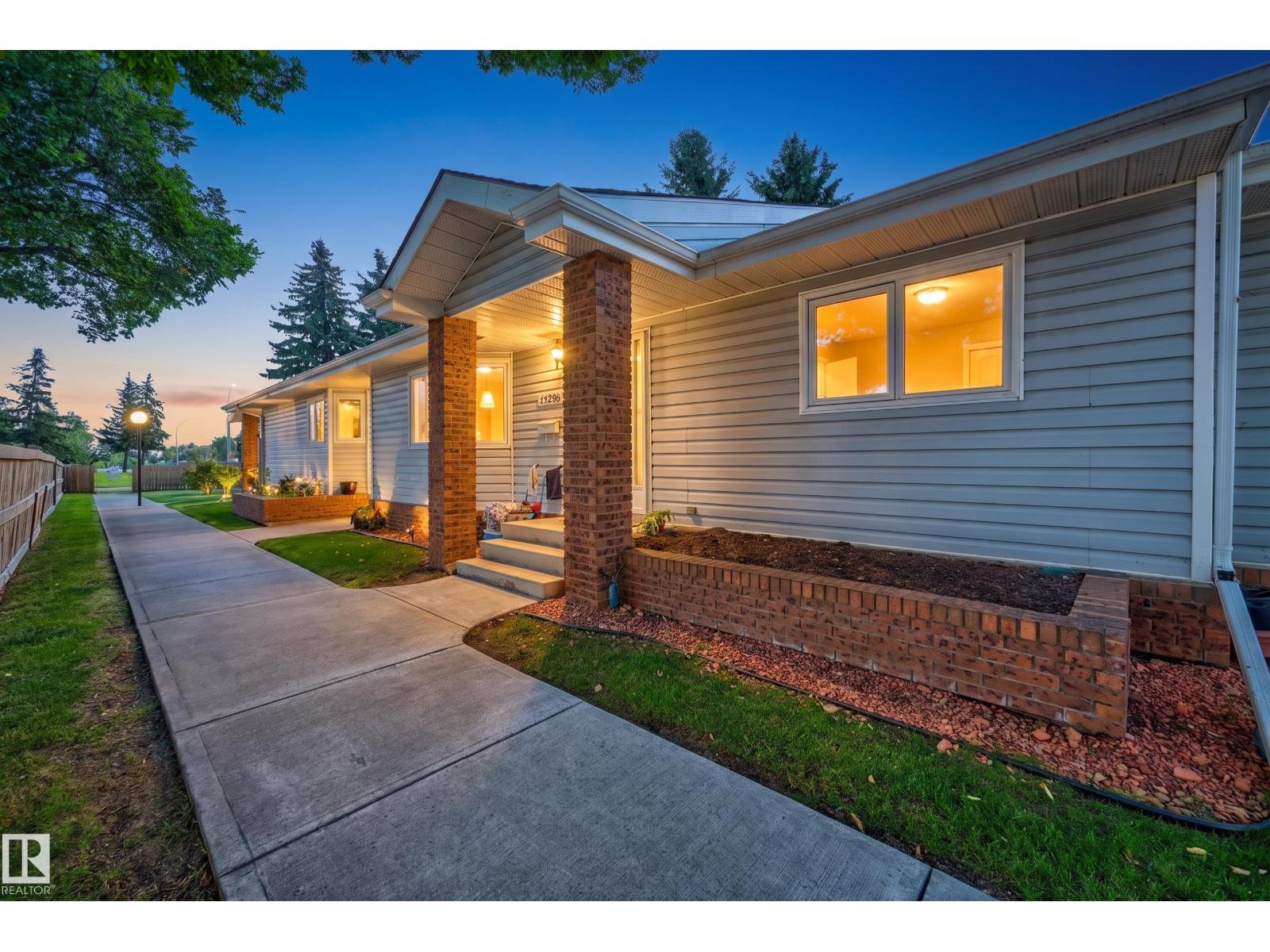 17206 CALLINGWOOD RD NW, Edmonton, Alberta, T5T5P1
