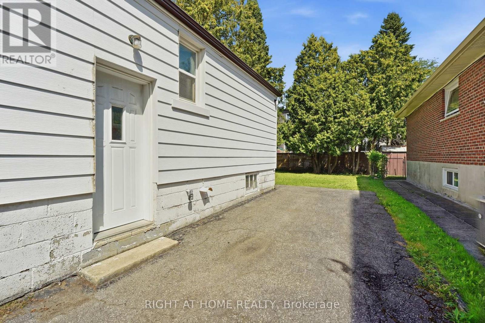 975 VICTORIA PARK AVENUE - 24