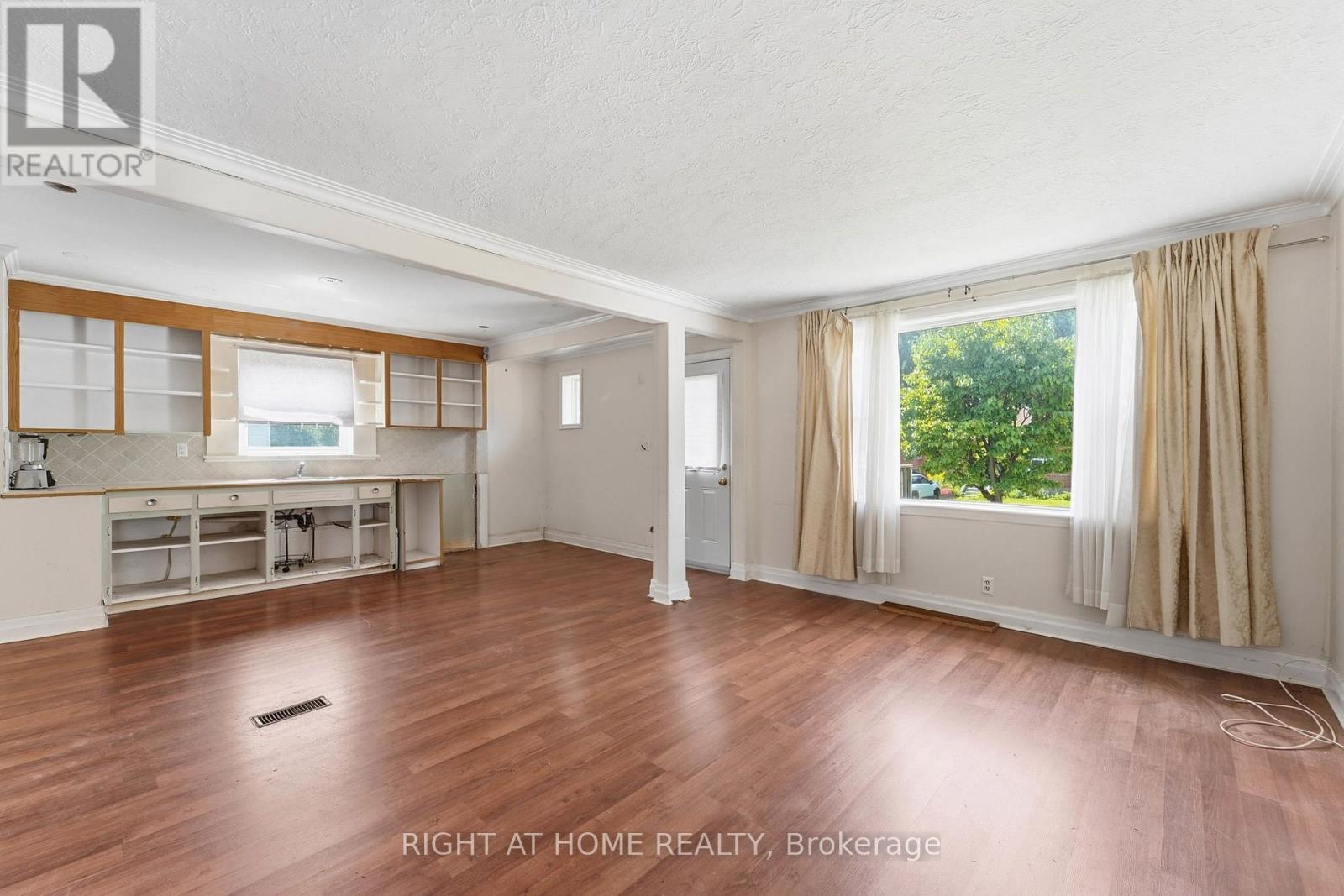 975 VICTORIA PARK AVENUE - 6