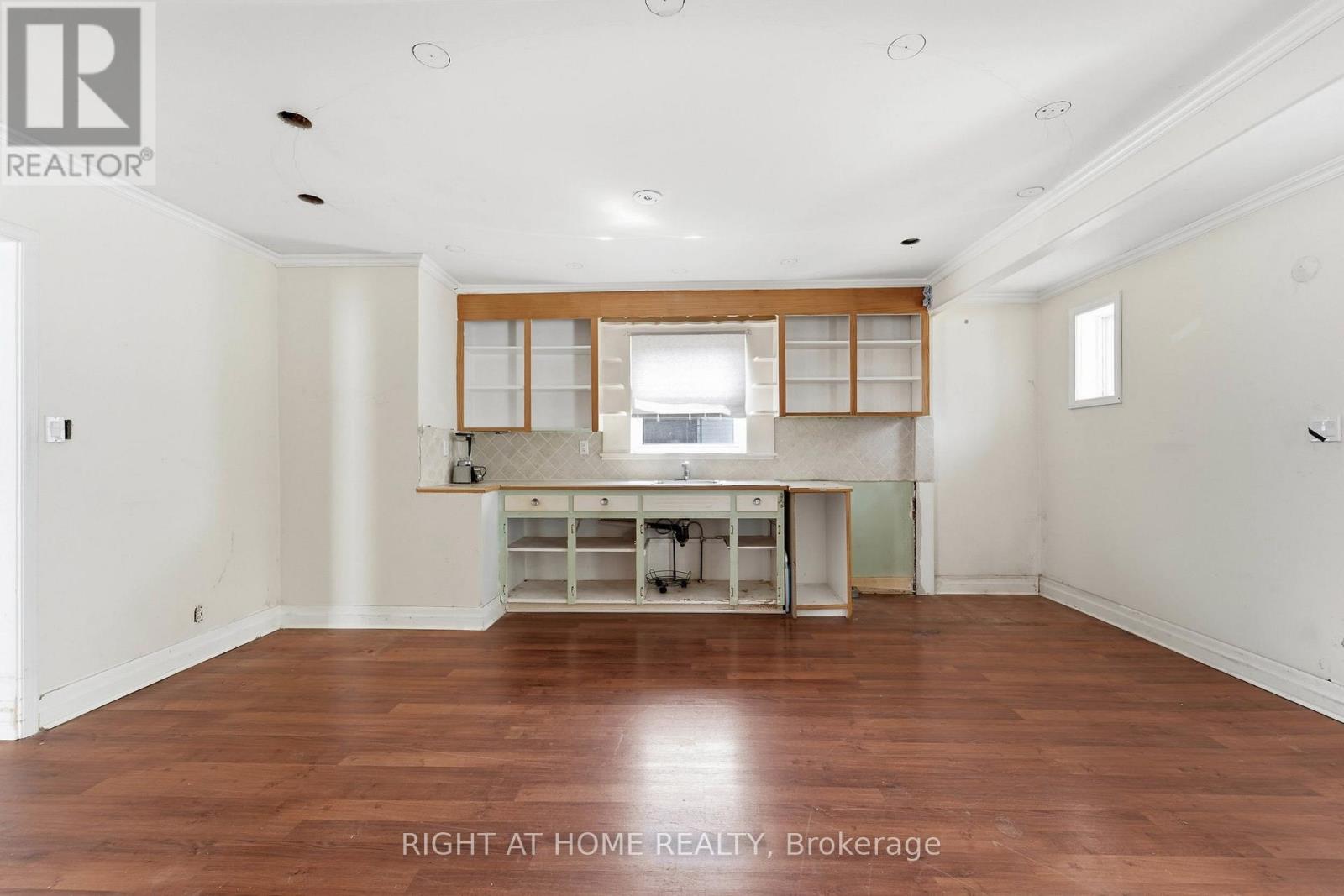 975 VICTORIA PARK AVENUE - 7