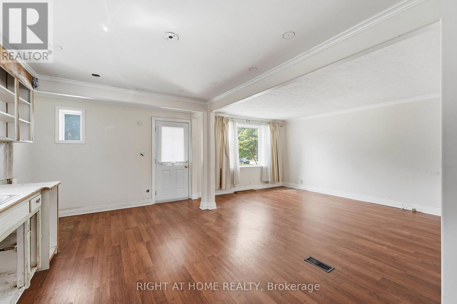 975 VICTORIA PARK AVENUE - 8