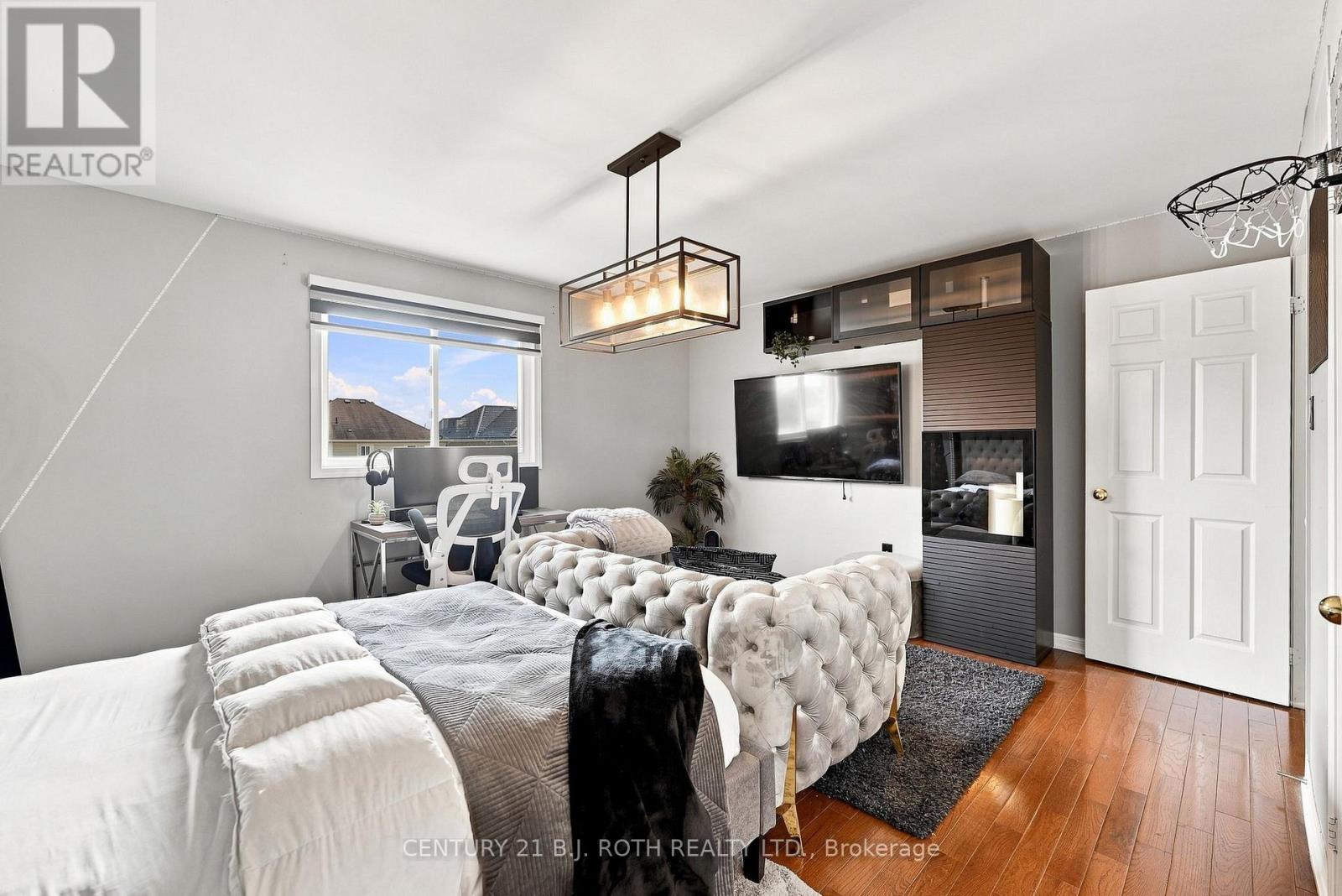 134 SANDRINGHAM DRIVE - 33