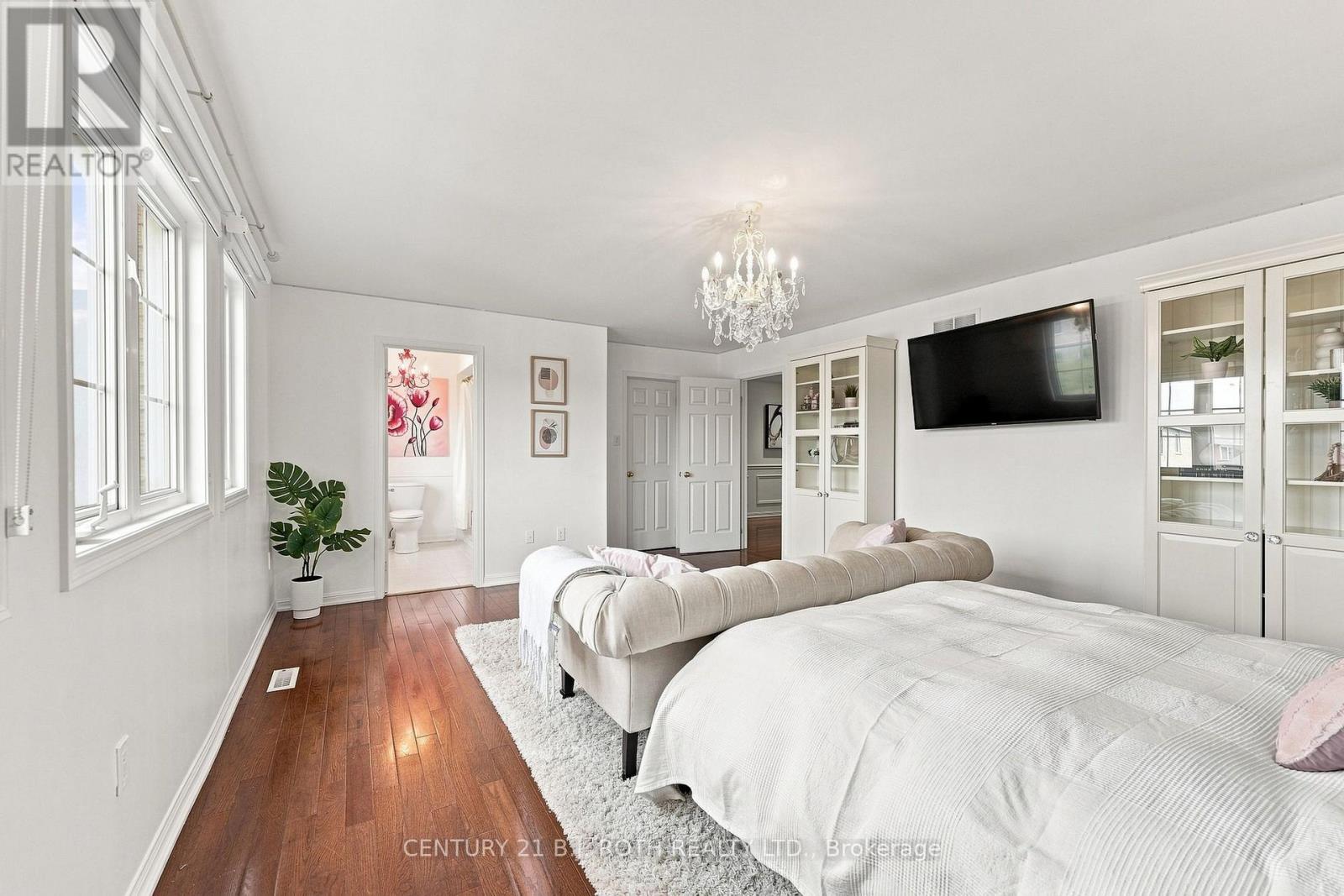 134 SANDRINGHAM DRIVE - 35