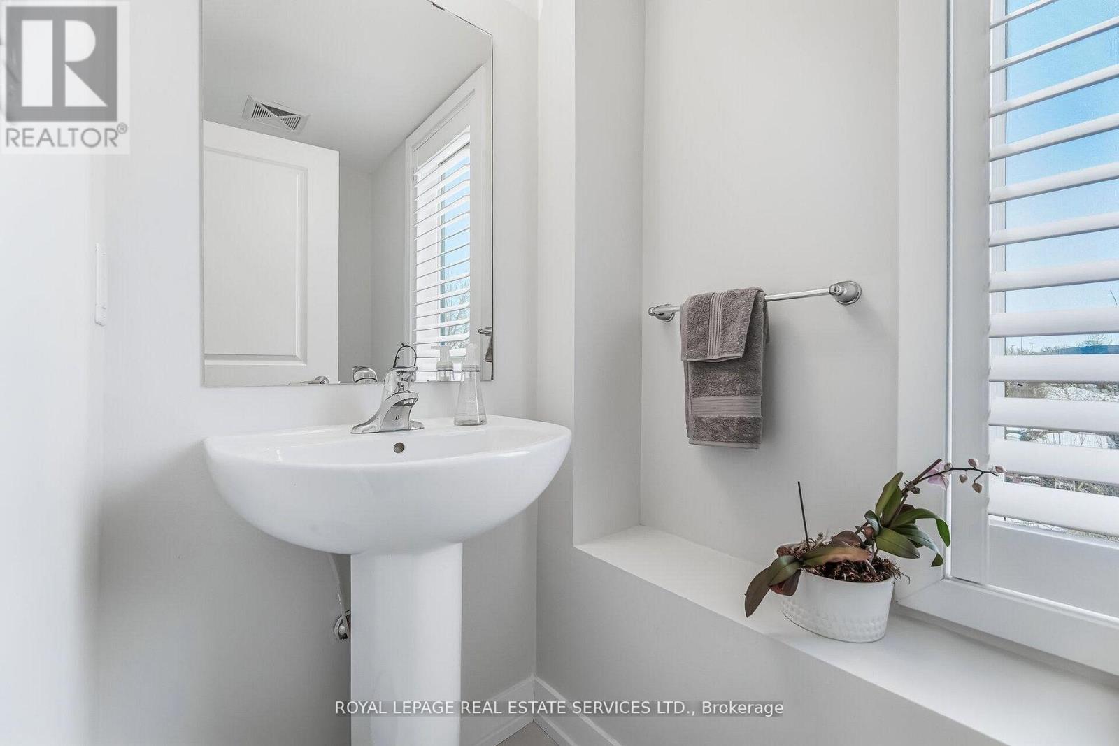 #402 8 DRUMMOND STREET - 24