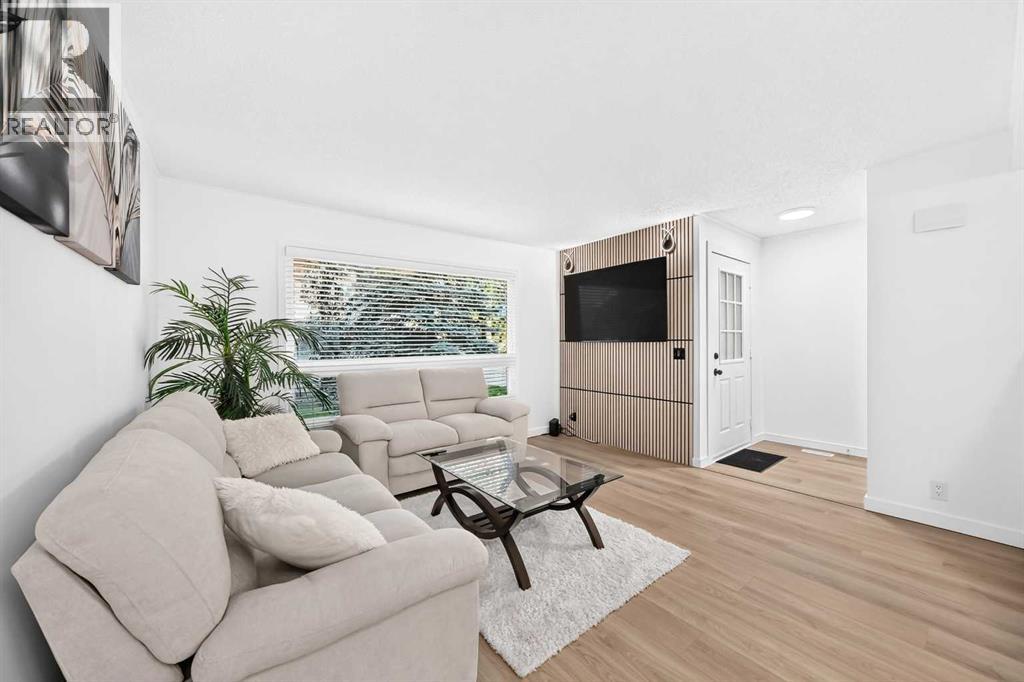 135 Woodsman Lane SW, Woodbine, Calgary photo 2