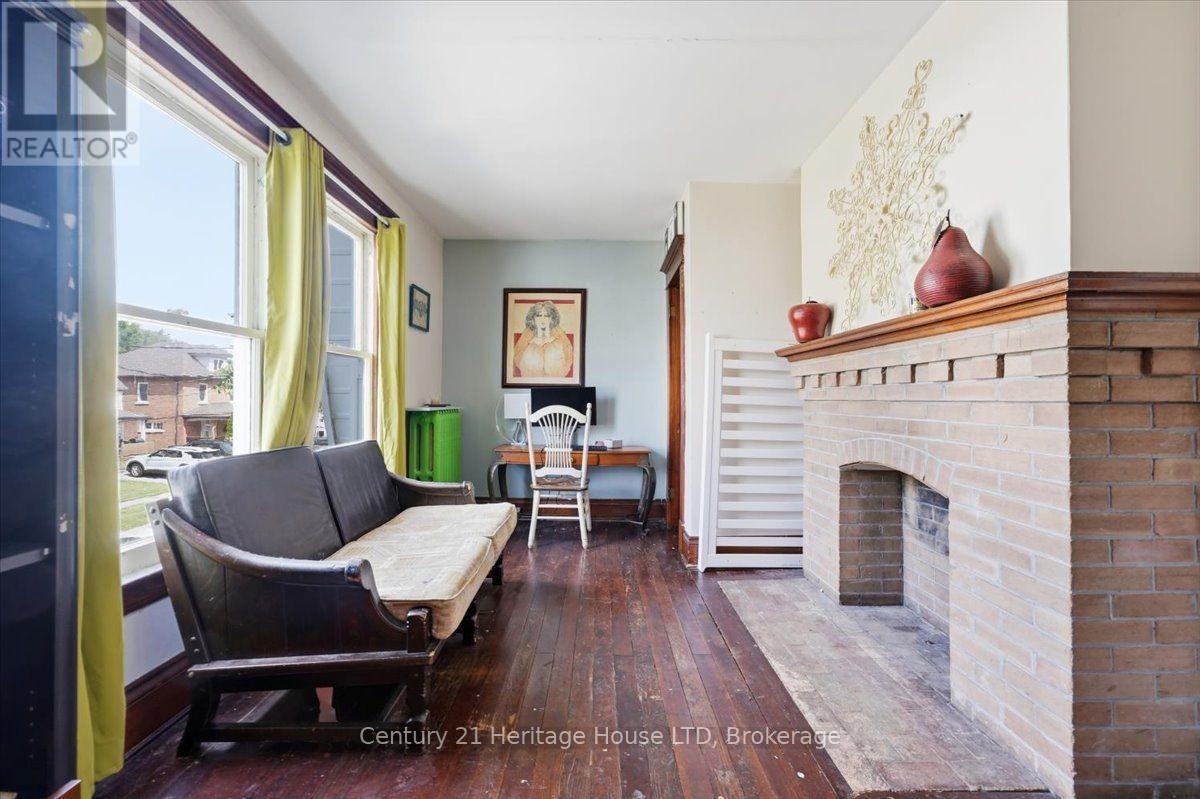 17 ELIZABETH STREET E - 16