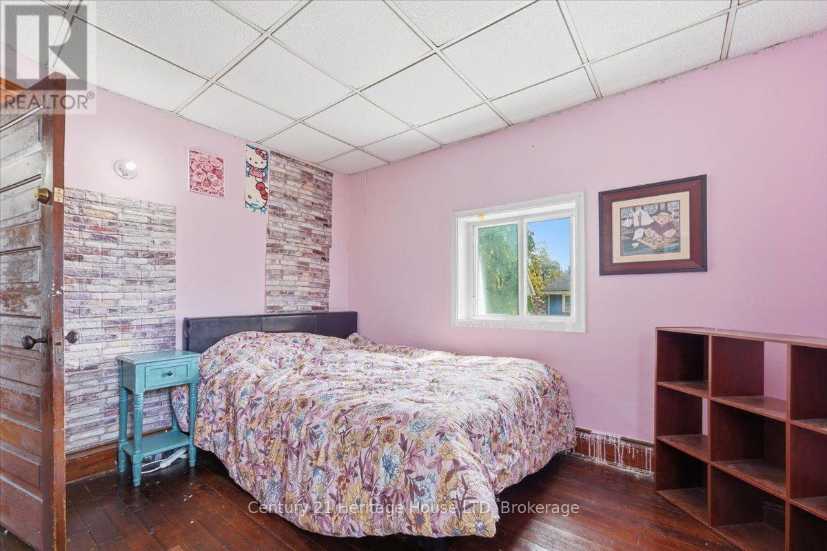 17 ELIZABETH STREET E - 20