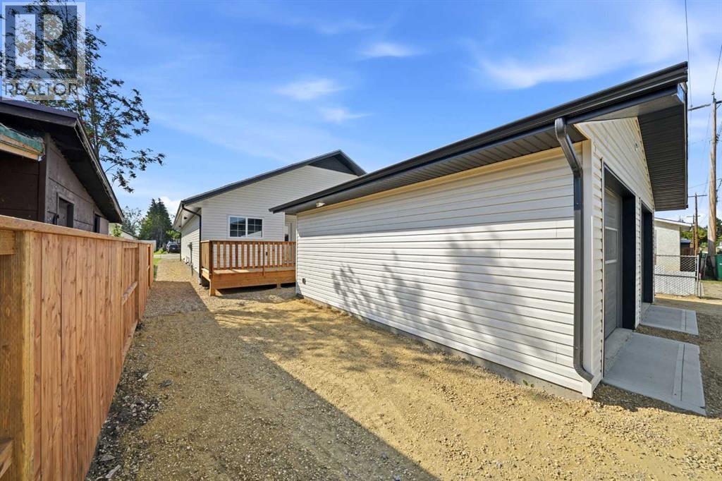 Listing photo – 5131 52 Street, Lacombe