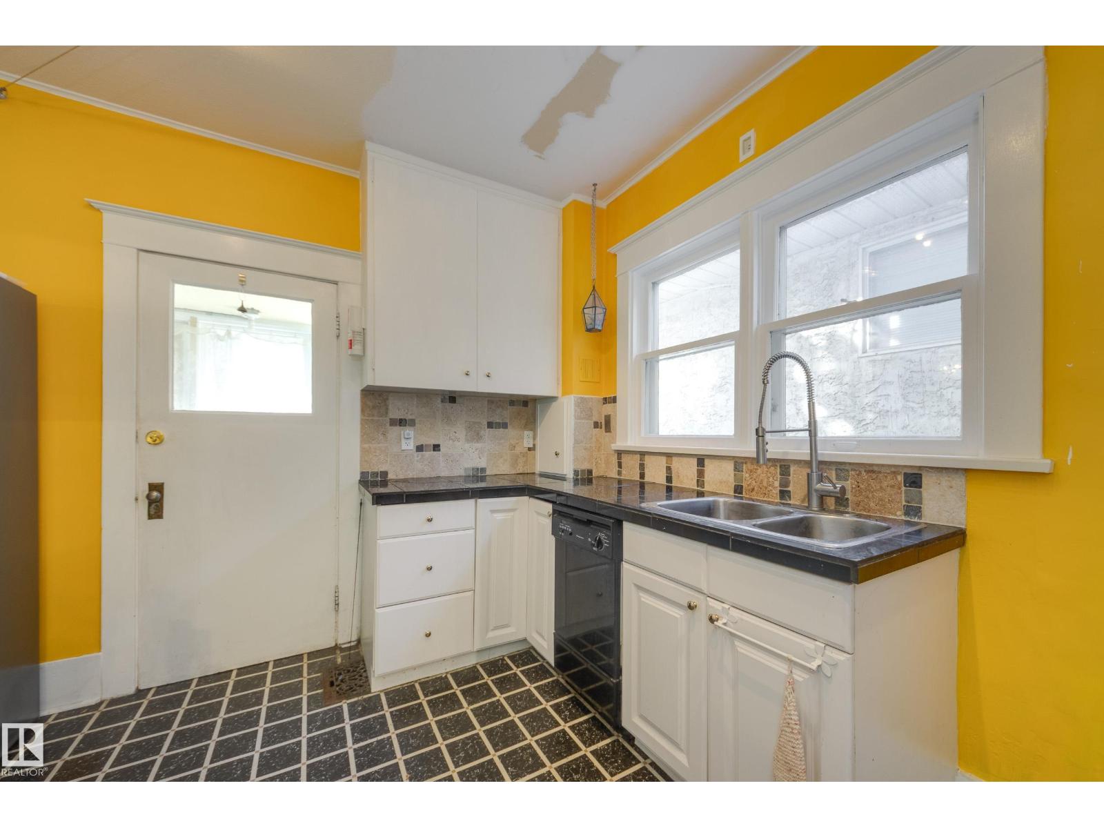 10747 UNIVERSITY AV NW - 12