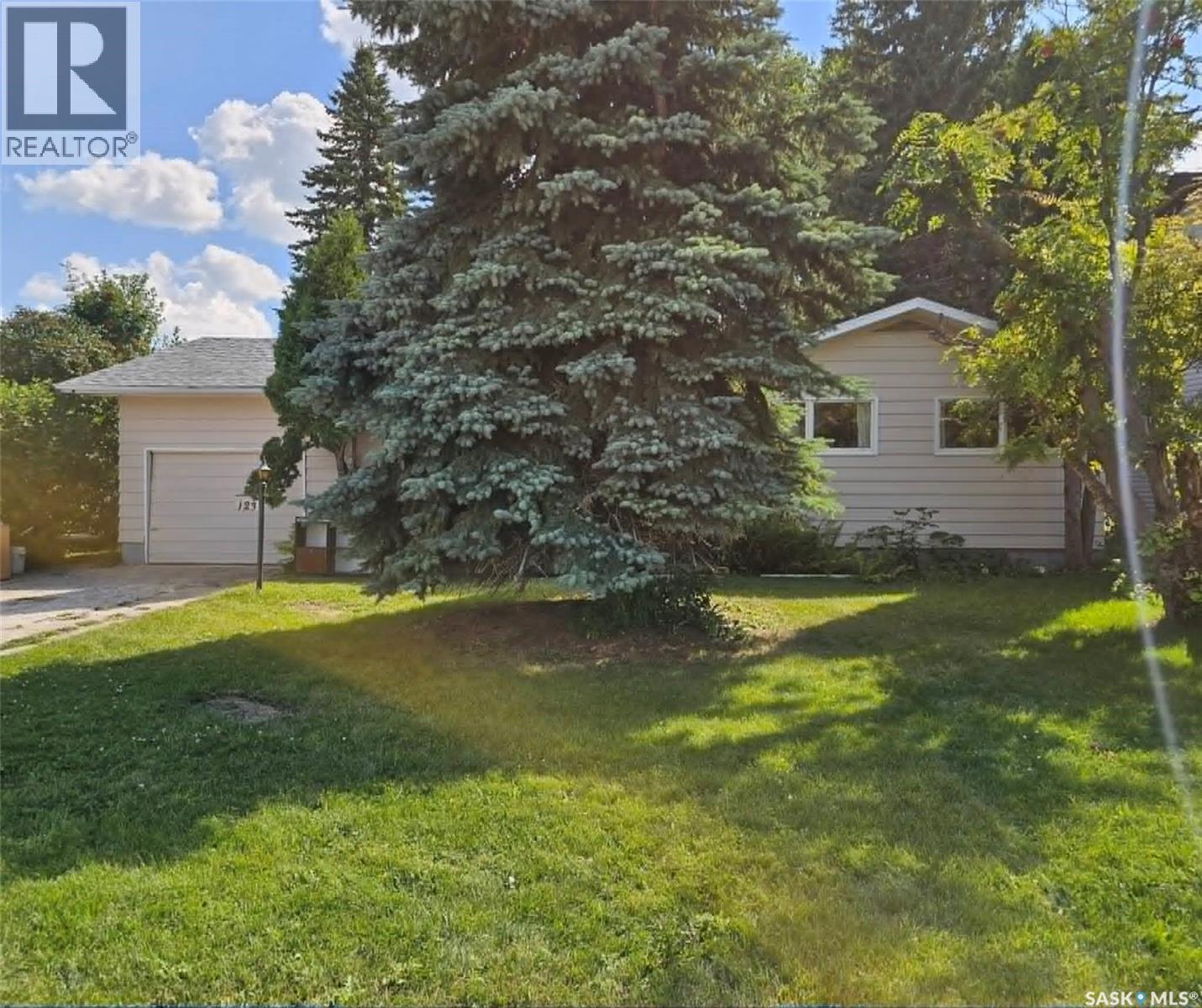123 Riedel AVENUE W