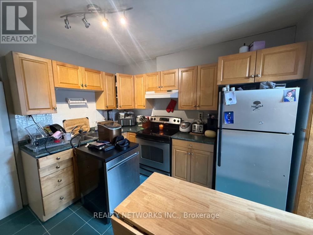 6 HOLLINGER LANE - 6
