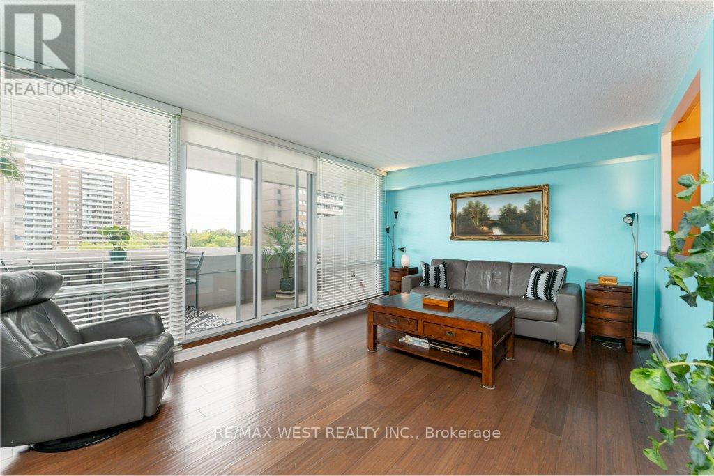 #807 240 SCARLETT ROAD - 18