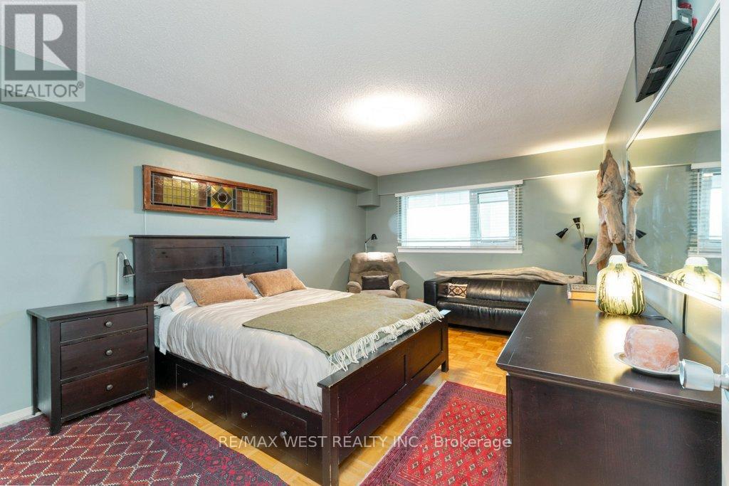 #807 240 SCARLETT ROAD - 24