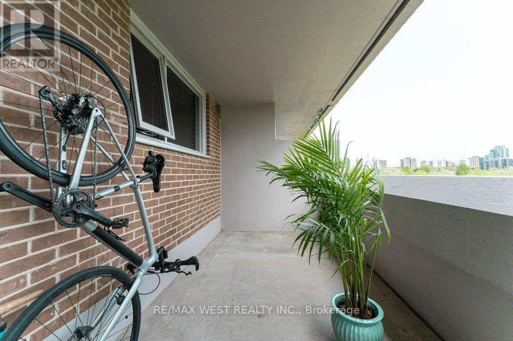 #807 240 SCARLETT ROAD - Image 28