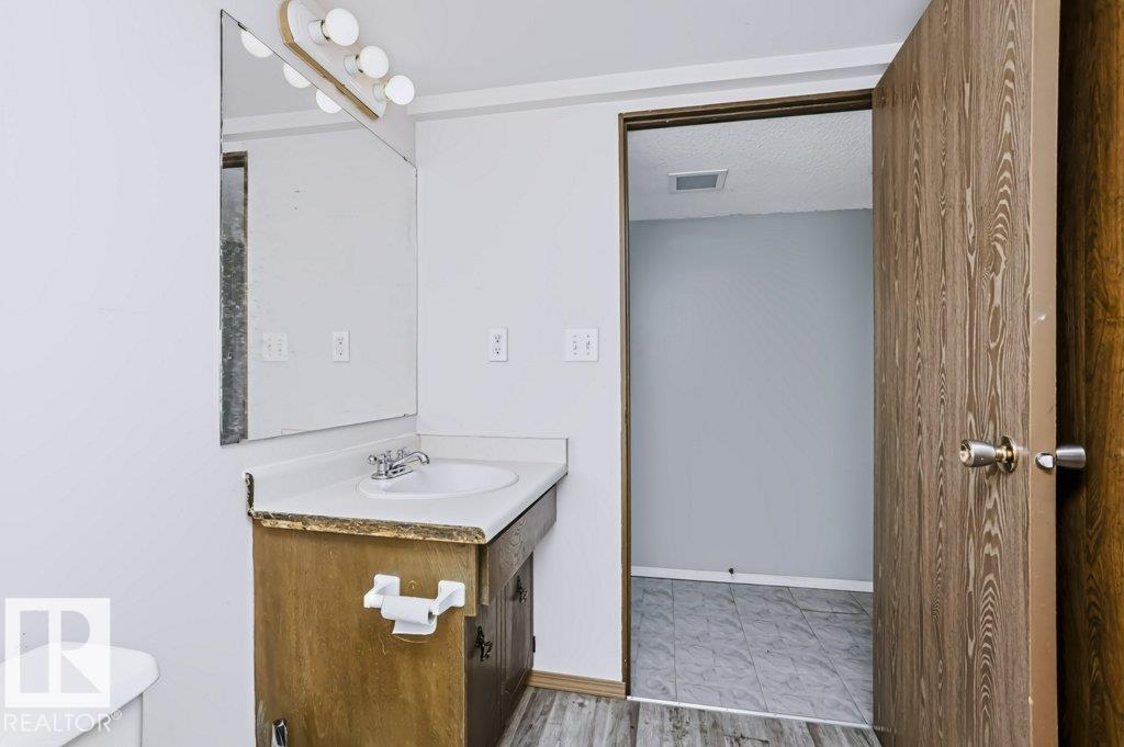 3633 44 AV NW - 27