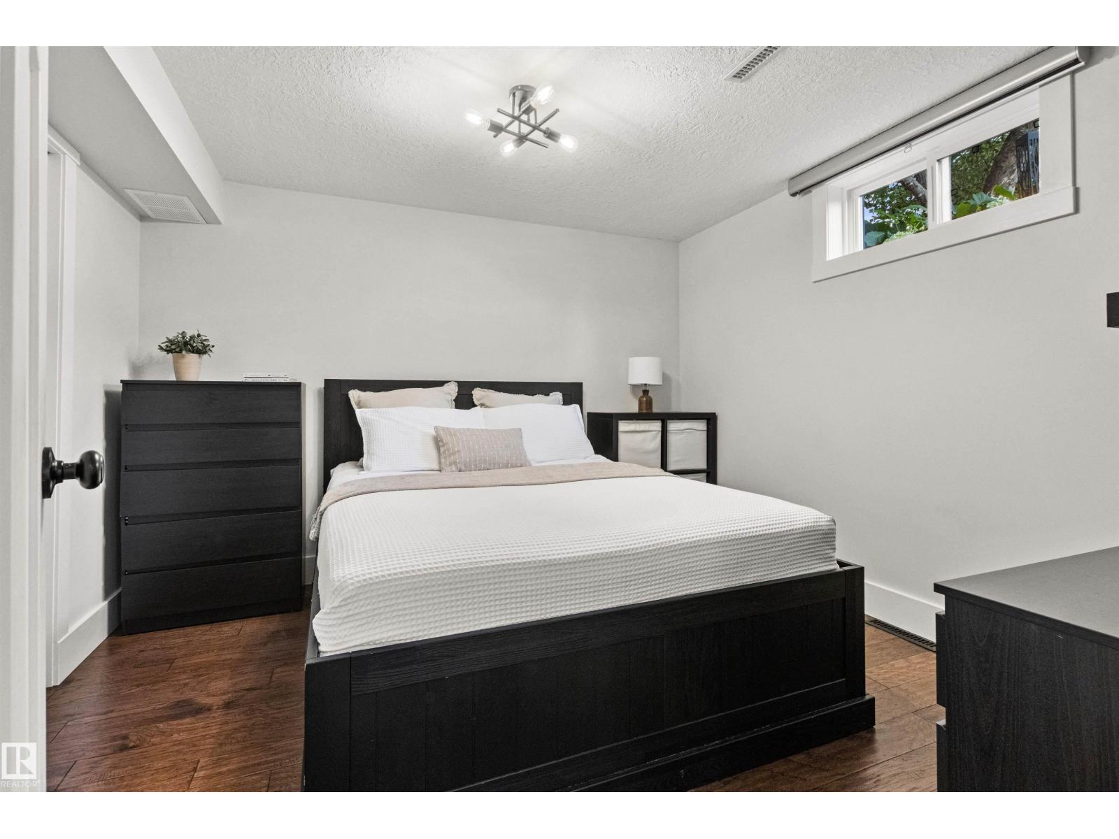 7308 100 AV NW - 41