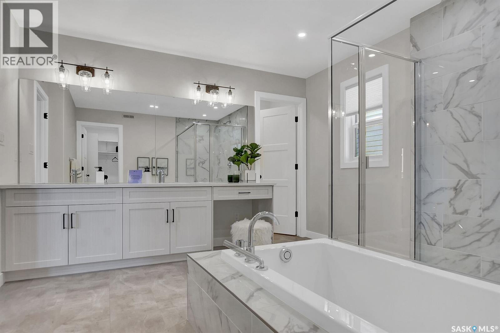 273 Lakeside BOULEVARD - Image 3