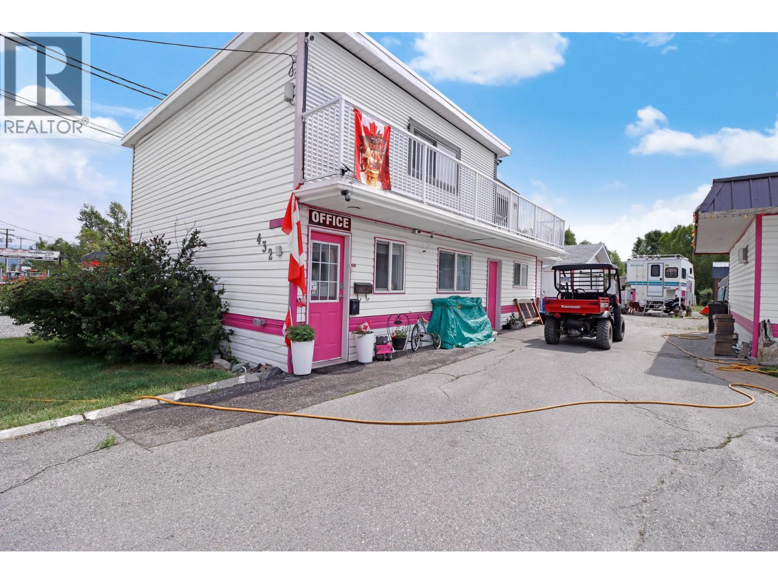 46 of 51 - 432 Van Horne Street S