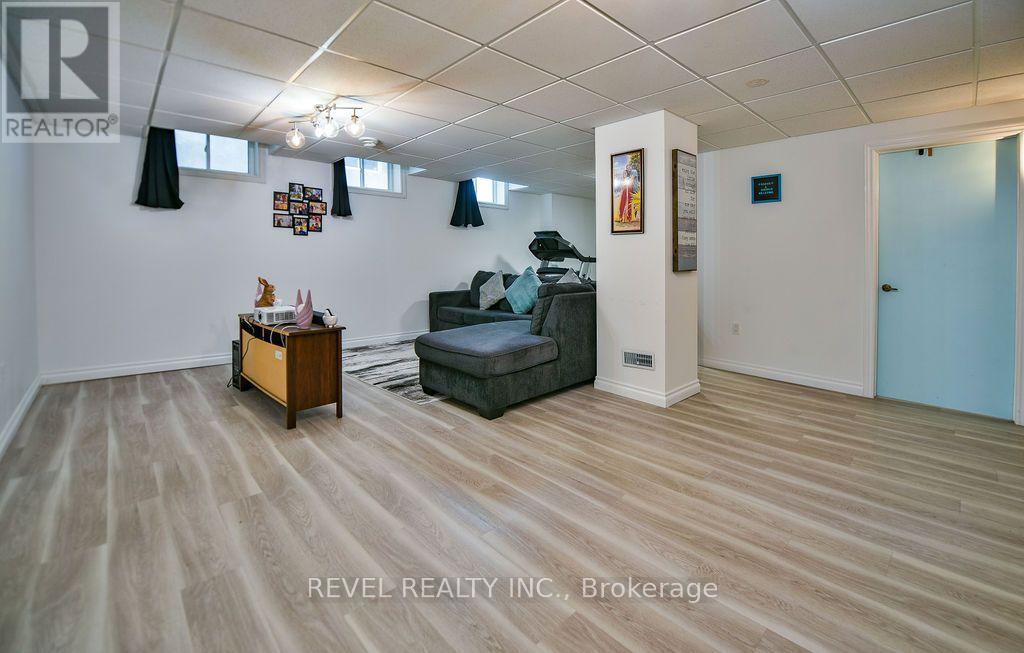 370 MORANDIN AVENUE - Image 31