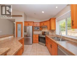 Kitchen - 1808 Skyview Crescent, Lumby, BC V0E2G0 Photo 7