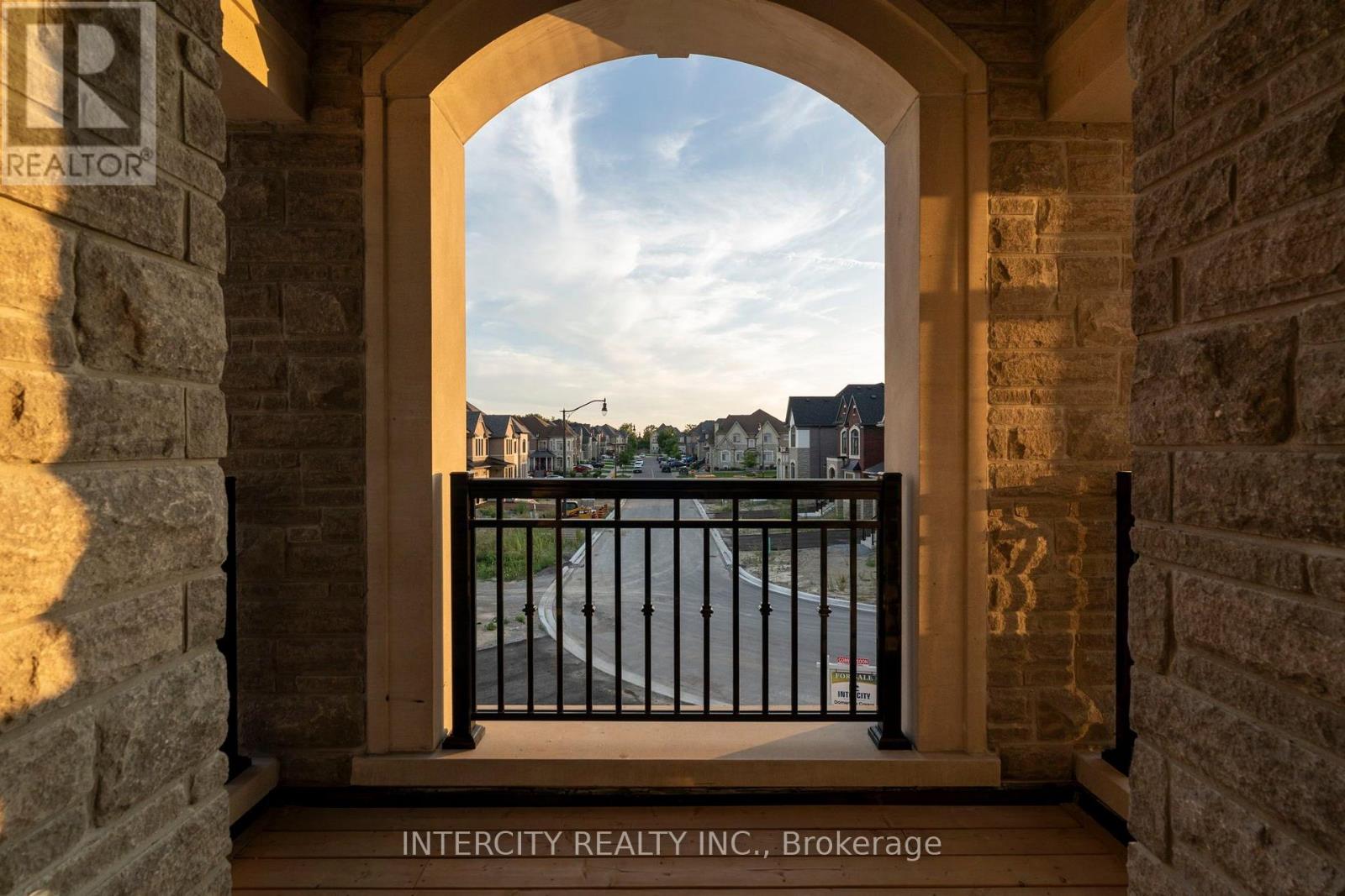 20 GOLD BOTTOM CRESCENT - Image 43