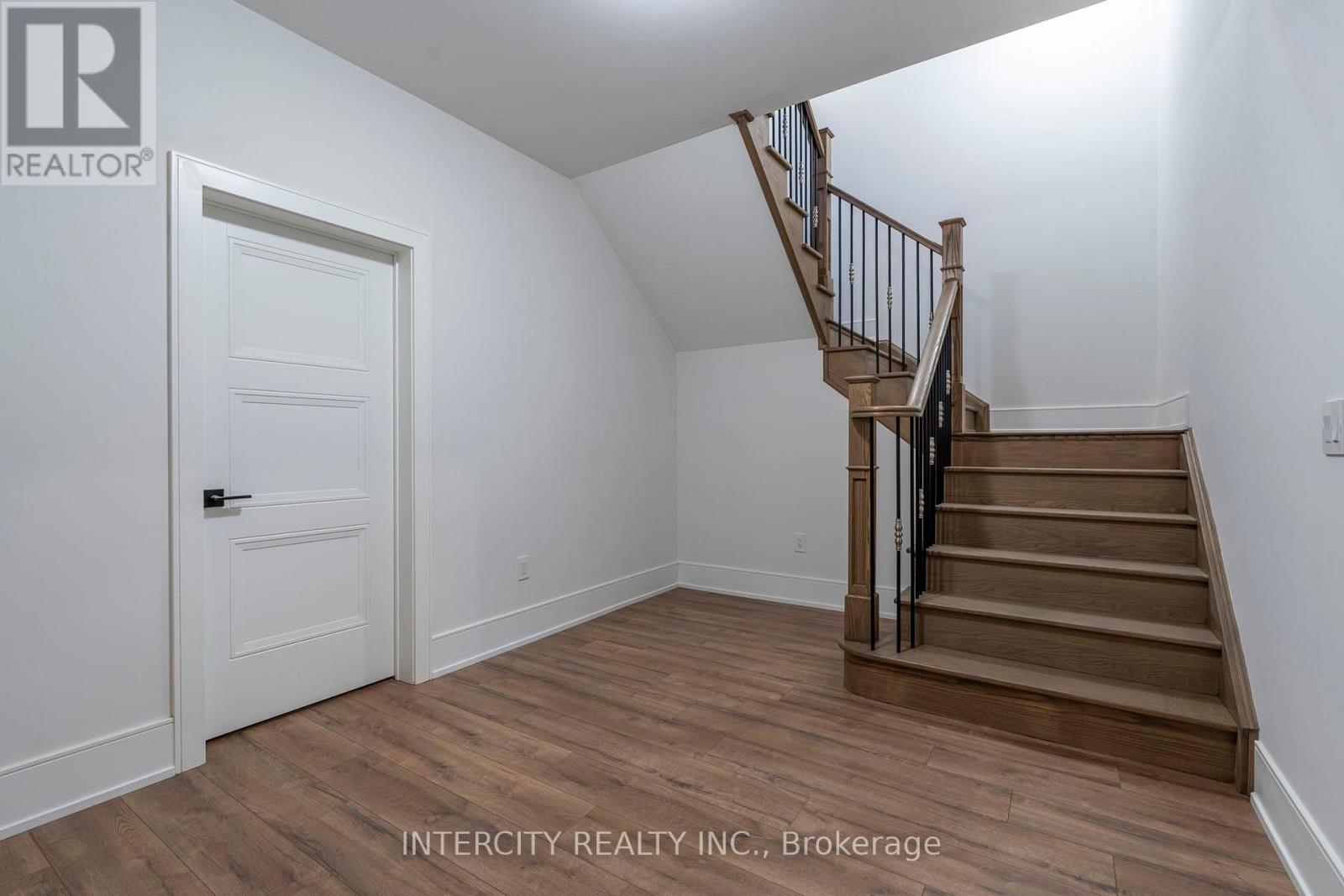 20 GOLD BOTTOM CRESCENT - Image 47
