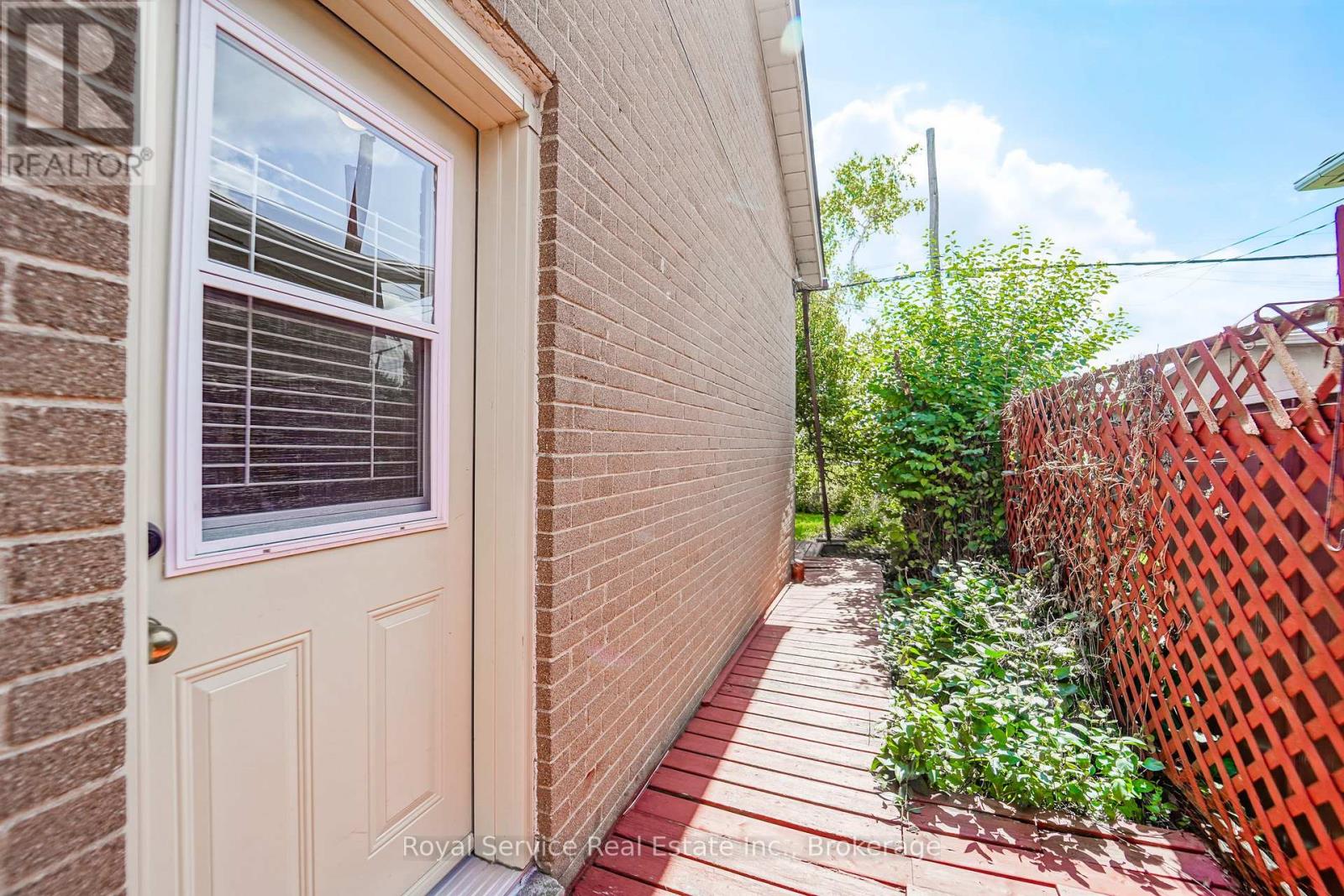 65 COMBERMERE DRIVE - 32