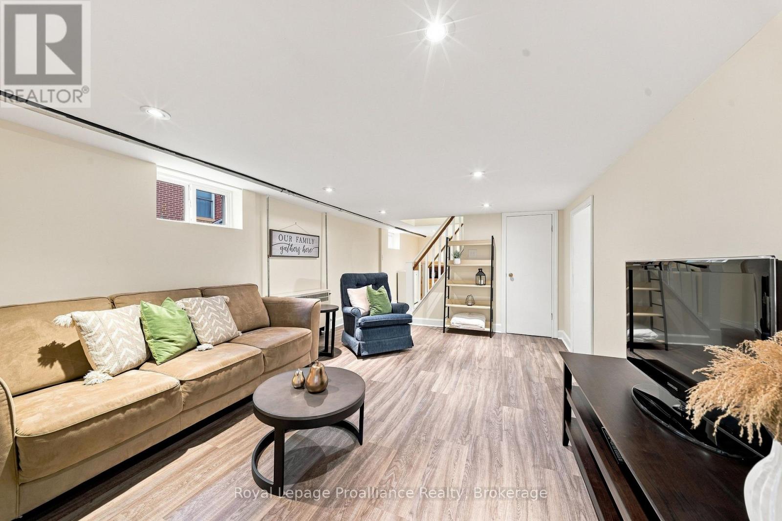 277 DUFFERIN AVENUE - 31