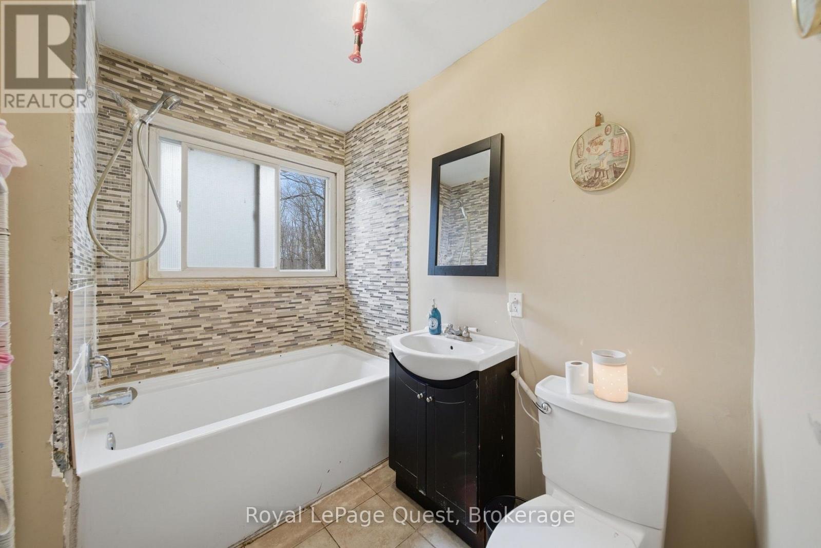 7476 ASH CRESCENT - 12