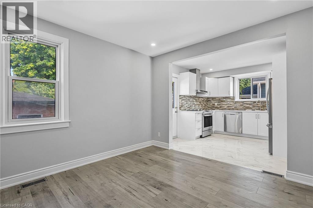 146 CRAIGROYSTON Road - 17