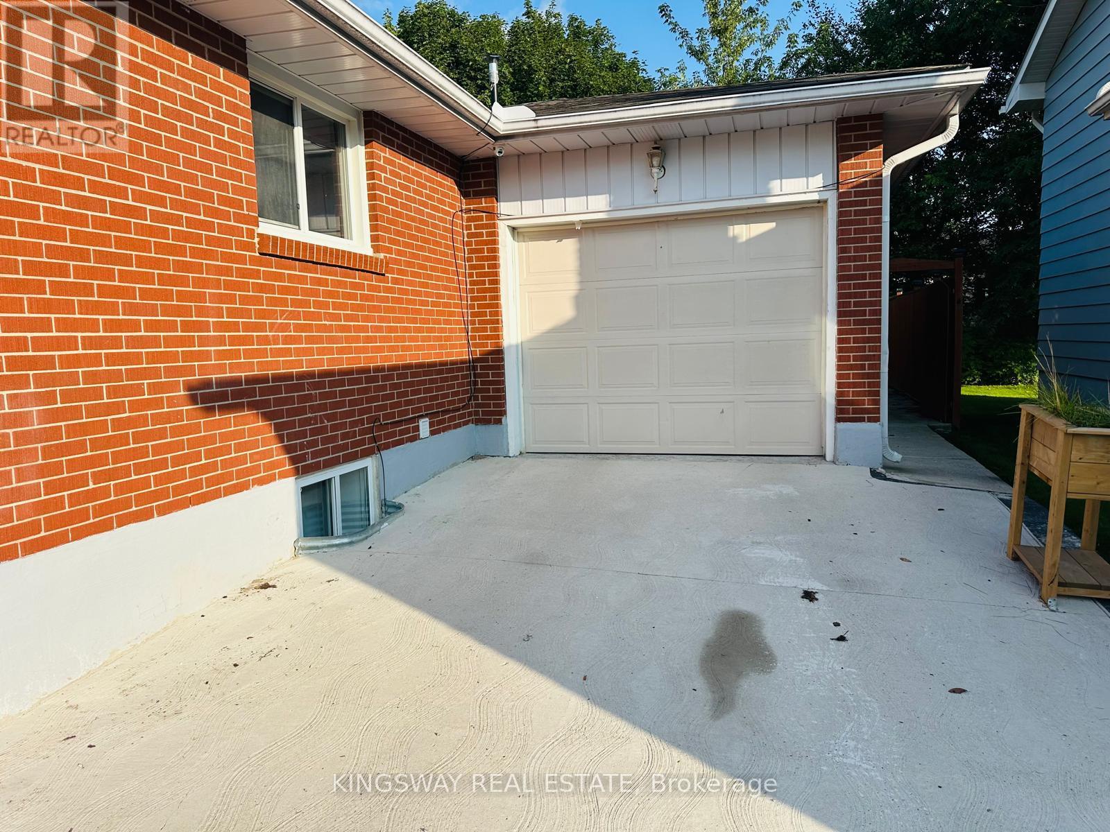35 SILVER ASPEN CRESCENT — photo 3