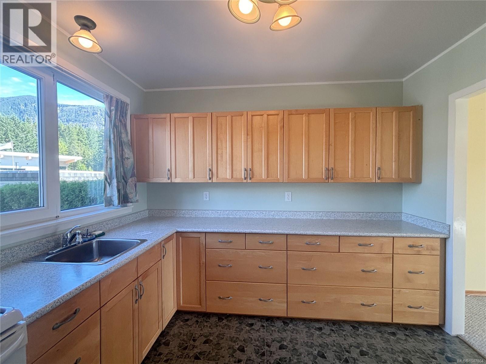 504 Maquinna Cres, Gold River