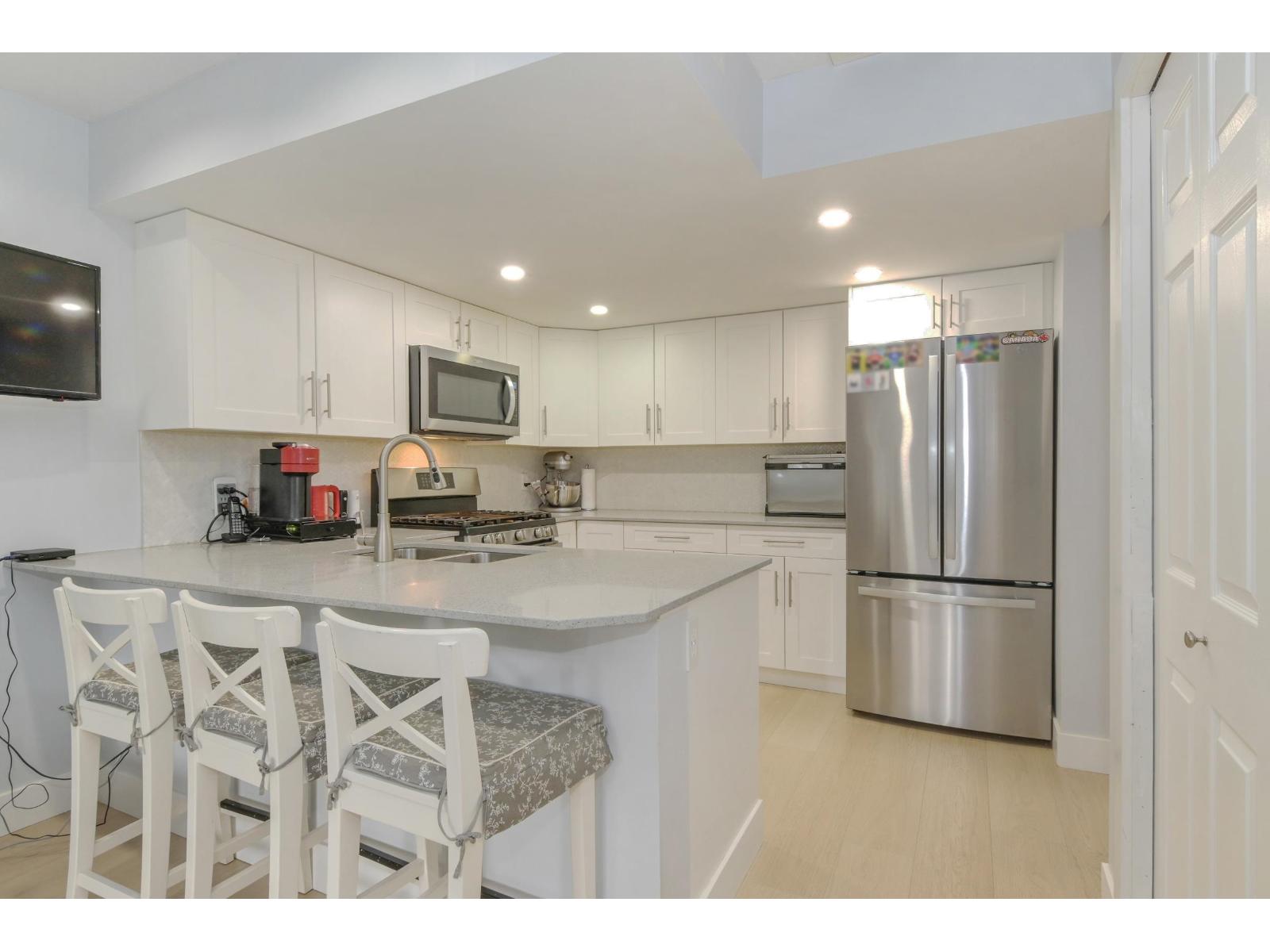#102 16335 14 Avenue, Surrey, British Columbia, V4A1H2, Surrey, British Columbia — photo 3 of 5
