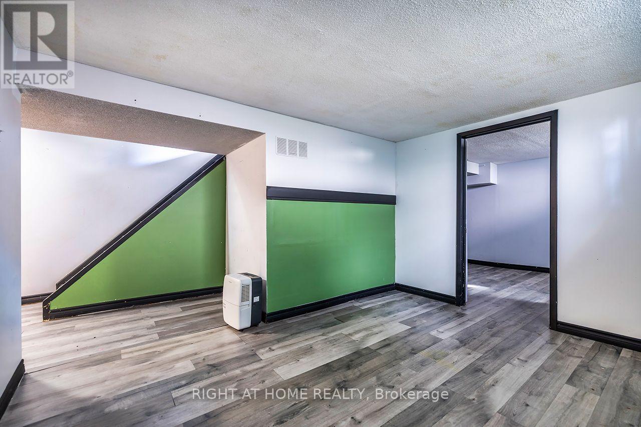 1262 VENUS CRESCENT - 40