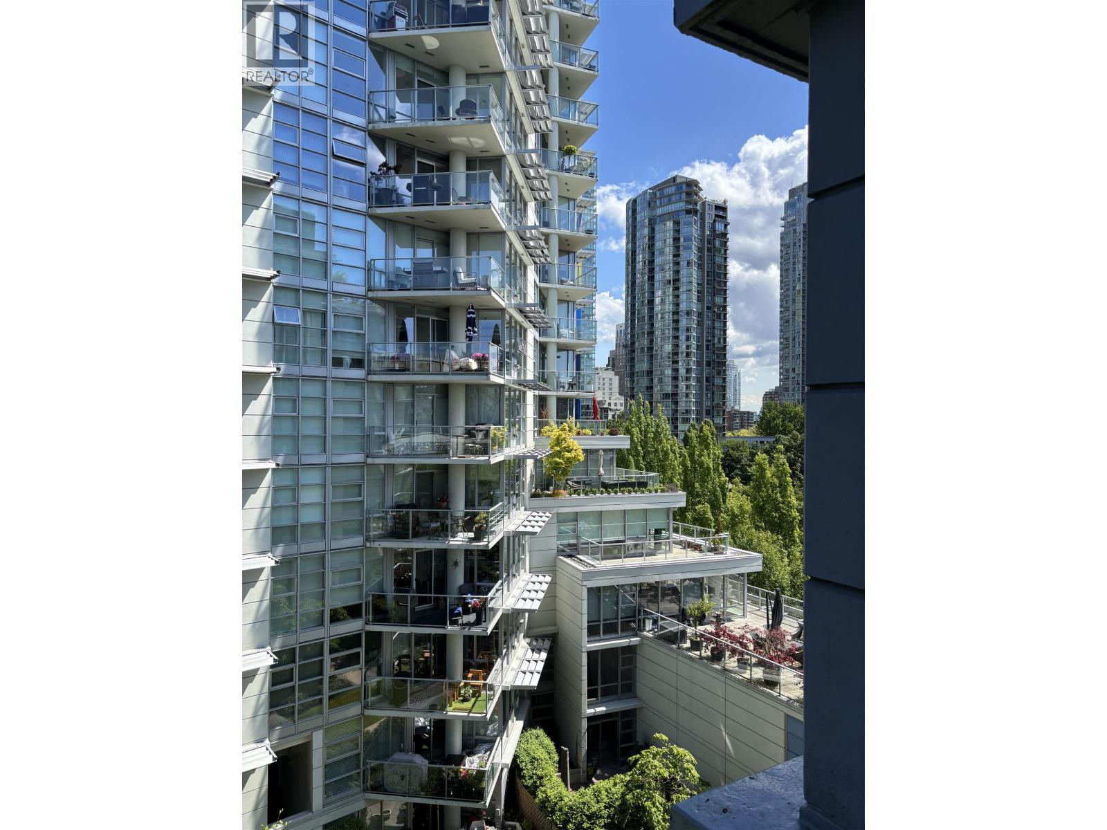 #906 633 KINGHORNE Mews, Vancouver, British Columbia, V6Z3A9, Vancouver, British Columbia — photo 2 of 5