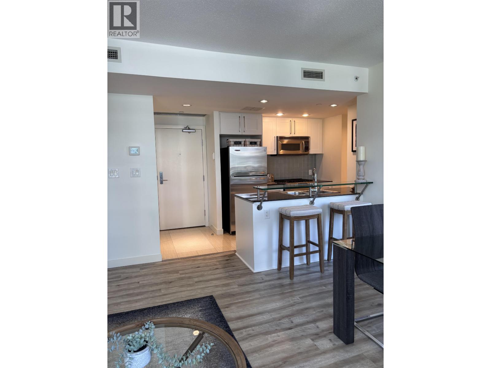 #906 633 KINGHORNE Mews, Vancouver, British Columbia, V6Z3A9, Vancouver, British Columbia — photo 3 of 5