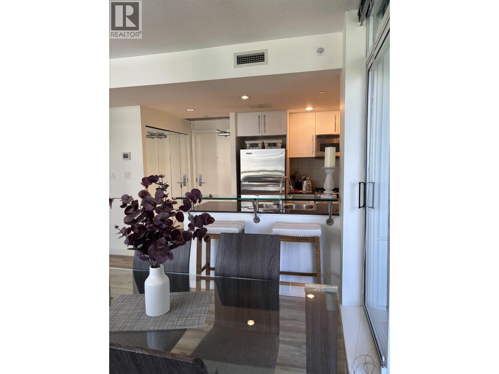 #906 633 KINGHORNE Mews, Vancouver, British Columbia, V6Z3A9, Vancouver, British Columbia — photo 4 of 5