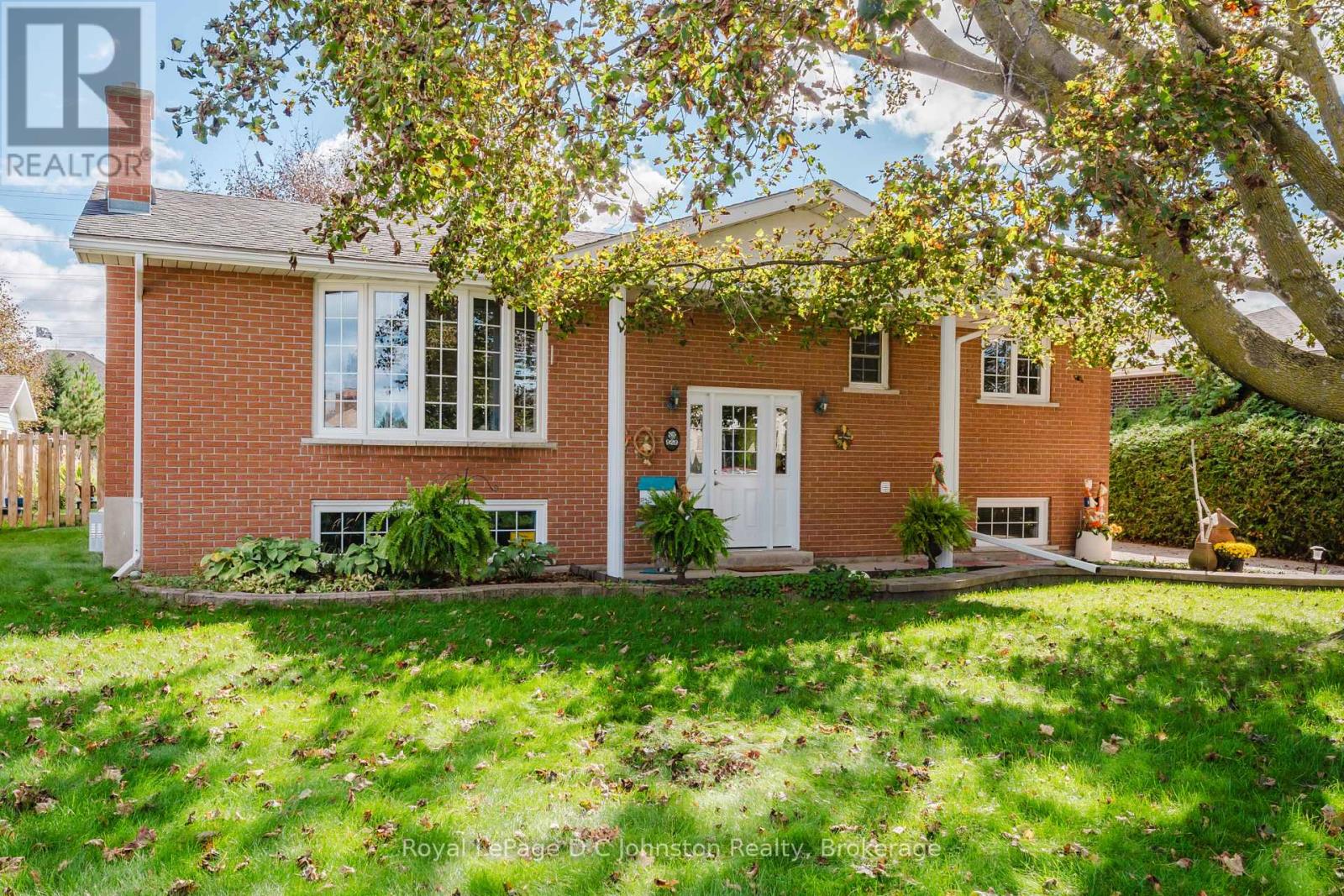 929 WELLINGTON STREET - 1